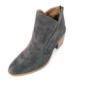 Qupids NWOB Size 8.5 Faux Gray Slip On Boots